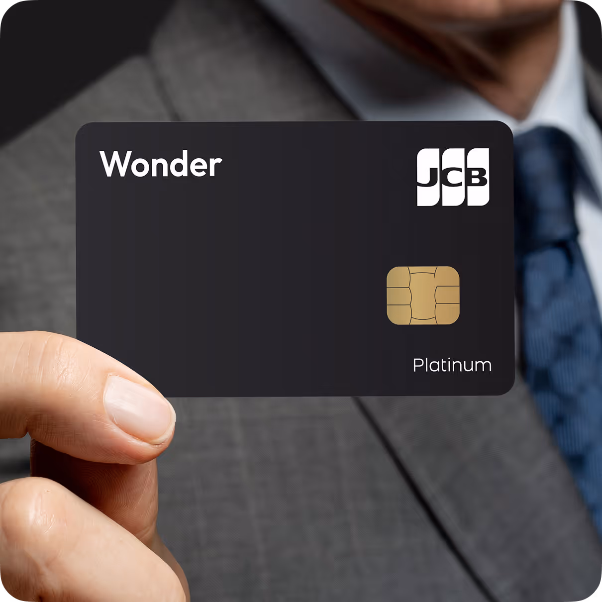 深藍背景上懸浮的 Wonder JCB 金屬卡